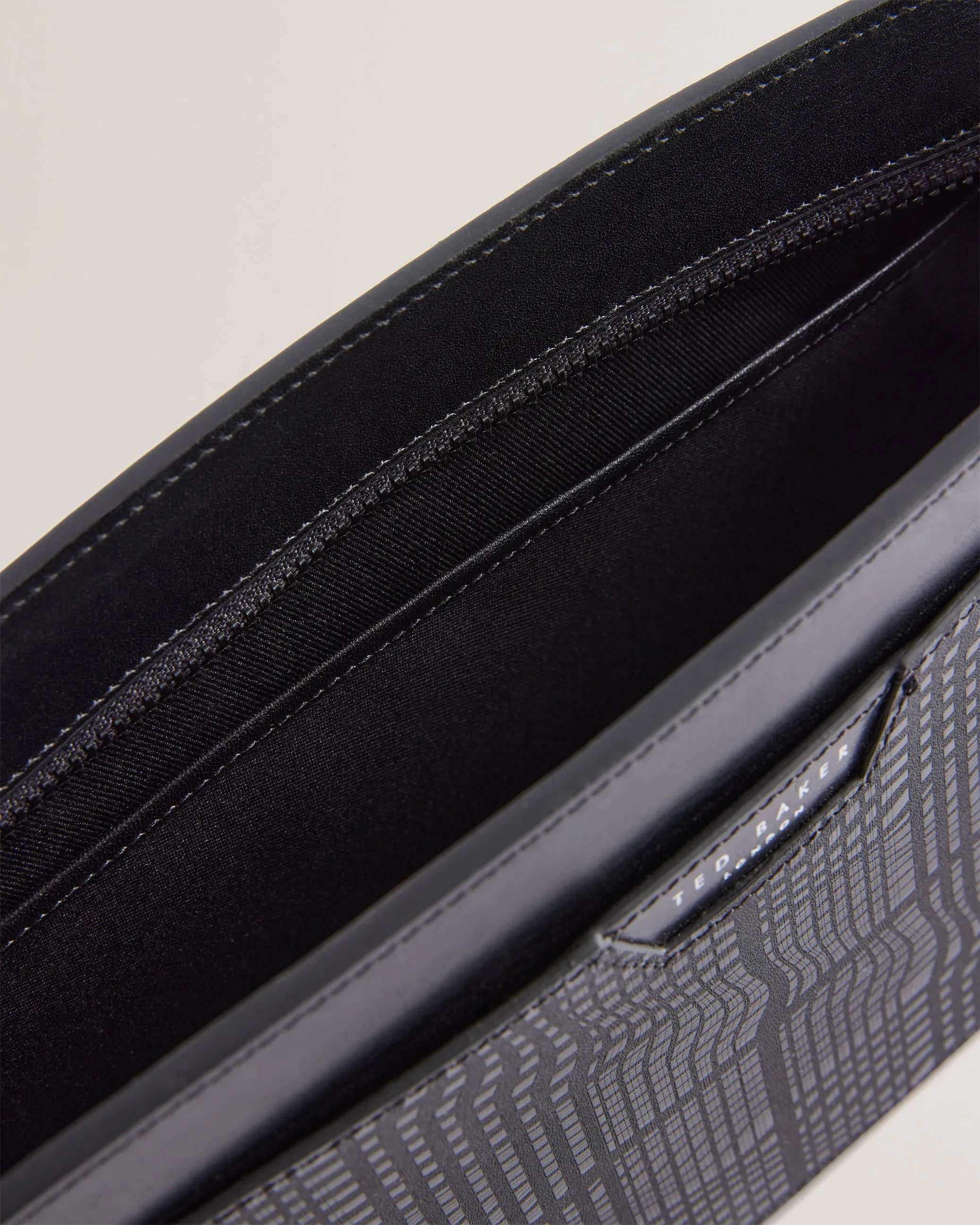 Eterio Etched Leather Washbag Black